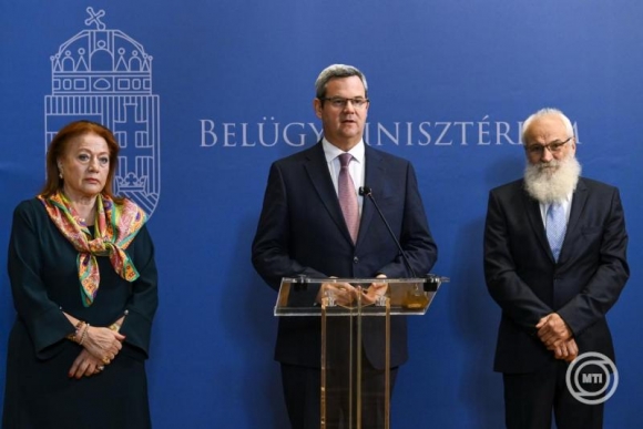Takács Péter, a Belügyminisztérium egészségügyi államtitkára (k), Cser Ágnes, a Magyarországi Munkavállalók Szociális és Egészségügyi Ágazatban Dolgozók Demokratikus Szakszervezet elnöke (b) és Toma Lajos, a Mentődolgozók Önálló Szakszervezetének elnöke (j) 2025. október 10-én (MTI/Purger Tamás)
