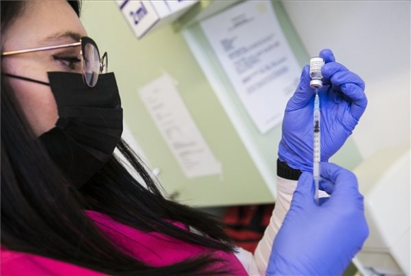 Csősz Judit adjunktus a Pfizer-BioNTech koronavírus elleni védőoltás második adagját készíti elő oltáshoz, a kecskeméti Bács-Kiskun Megyei Oktatókórház oltópontján 2021. március 14-én (MTI/Bús Csaba)