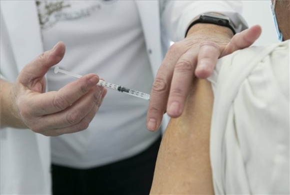 Bihari Katalin orvosprofesszor az orosz Szputnyik V koronavírus elleni vakcinája második adagjával olt be egy pácienst a kecskeméti Bács-Kiskun Megyei Oktatókórház oltópontján 2021. március 12-én (MTI/Bús Csaba)