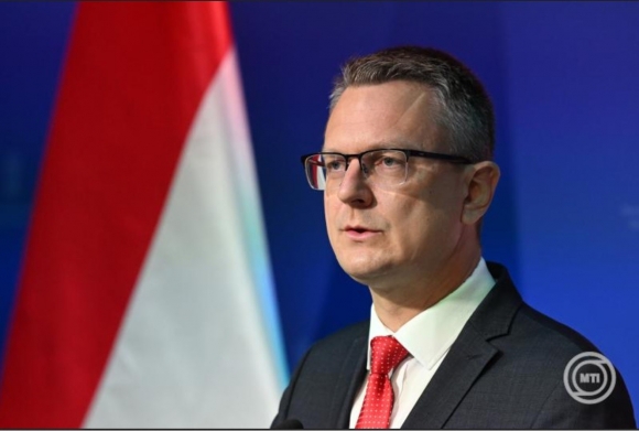 Rétvári Bence, a Belügyminisztérium parlamenti államtitkára az árvíz elleni védekezésről tartott sajtótájékoztatón a Miniszterelnöki Kabinetiroda sajtótermében 2024. szeptember 21-én. MTI/Koszticsák Szilárd