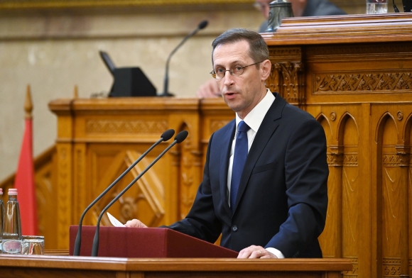 Varga Mihály pénzügyminiszter az expozéját tartja a Magyarország 2023. évi központi költségvetéséről szóló törvényjavaslat vitájában az Országgyűlés rendkívüli plenáris ülésén (Fotó: MTI/Bruzák Noémi)