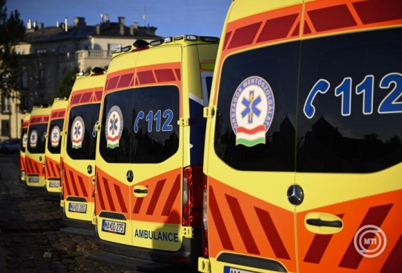 Az Országos Mentőszolgálat új mentőautói a Hősök terén tartott átadáson 2025. október 20-án. (Fotó: MTI/Bodnár Boglárka)