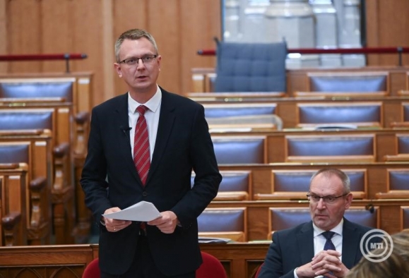 Budapest, 2025. június 10. Rétvári Bence, a Belügyminisztérium parlamenti államtitkára interpellációra válaszol az Országgyűlés plenáris ülésén 2025. június 10-én. MTI/Bruzák Noémi