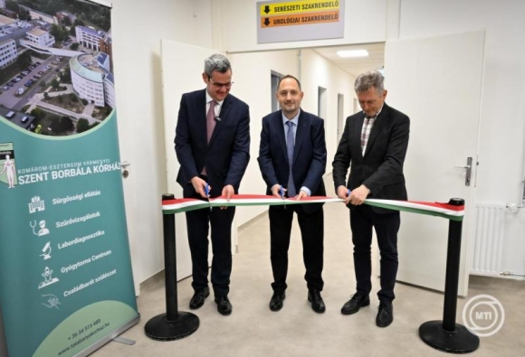 Takács Péter egészségügyi államtitkár, Virág József kórházigazgató és Bencsik János, Tatabánya és térsége fideszes országgyűlési képviselője (b-j) az átadó ünnepségén (Fotó: MTI/Krizsán Csaba)