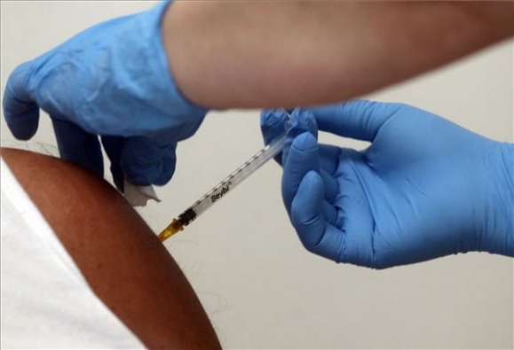 Egy férfit beoltanak a német-amerikai fejlesztésű Pfizer-BioNTech koronavírus elleni oltóanyag, a Comirnaty-vakcina második adagjával a miskolci Borsod-Abaúj-Zemplén Megyei Központi Kórház és Egyetemi Oktatókórházban kialakított oltóponton 2021. május 3-án (MTI/Vajda János)