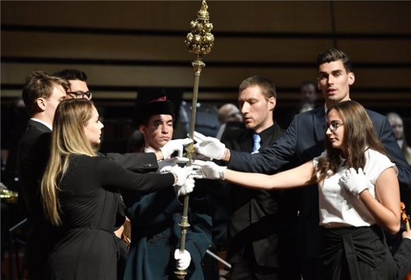 A hallgatók esküt tesznek az eredeti jogarral a 250 éves Semmelweis Egyetem jubileumi tanévnyitó ünnepségén a Müpában 2019. szeptember 6-án. MTI/Máthé Zoltán