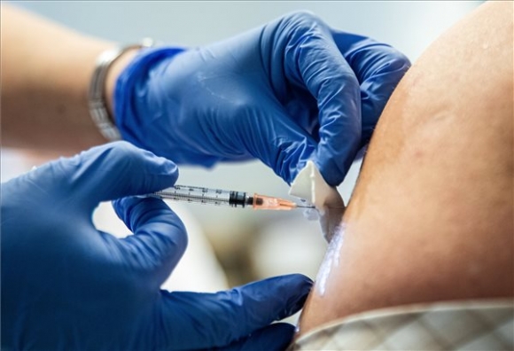 Egy férfit beoltanak a Pfizer-BioNTech koronavírus elleni vakcinájának második adagjával Budapesten, a Szent Imre Egyetemi Oktatókórház oltópontján 2021. február 28-án (MTI/Mohai Balázs)
