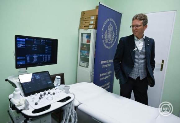 Hankó Balázs kultúráért és innovációért felelős miniszter egy vizsgálóban az ingyenes gödöllői egészségügyi szűrőnapon a Semmelweis egészségközpontban 2025. december 13-án. (Fotó: MTI/Bruzák Noémi)