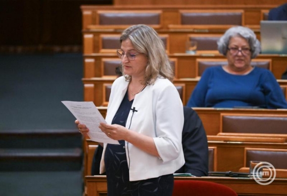 Porpáczy Krisztina, az Egészségügyi Minisztérium alapellátásért felelős államtitkára kérdésre válaszol az Országgyűlés rendkívüli ülésén 2026. augusztus 27-én. (Fotó: MTI/Bruzák Noémi)