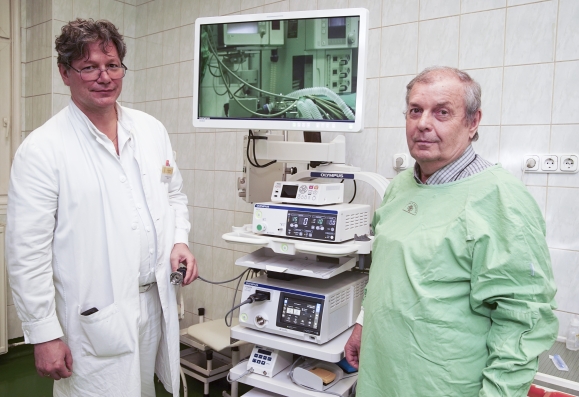 A most átadott készülék mellett dr. Bardóczy Zsolt szülész-nőgyógyász szakorvos és dr. Sásdi Antal, a kórház főigazgatója