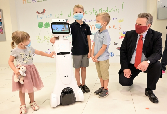 Michael Ludwig, Bécs polgármestere az egészségügyi robotok átadóján © C.Jobst/PID