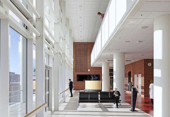 A dán Aarhusi Egyetemi Kórház folyosórészlete.