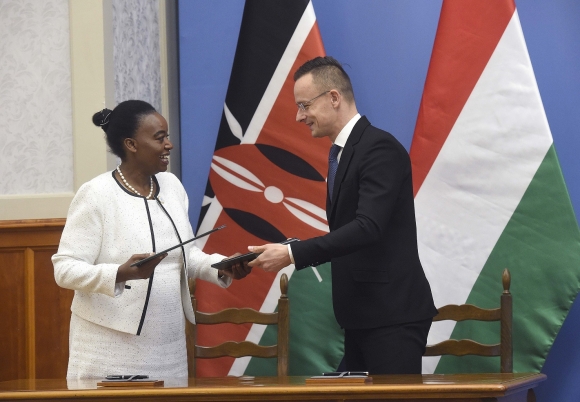 Szijjártó Péter külgazdasági és külügyminiszter és Monica Juma kenyai külügyminiszter kicseréli a dokumentumokat, miután 50 millió dolláros kötöttsegélyhitel-program elindításában állapodtak meg (Fotó: MTI/Bruzák Noémi)