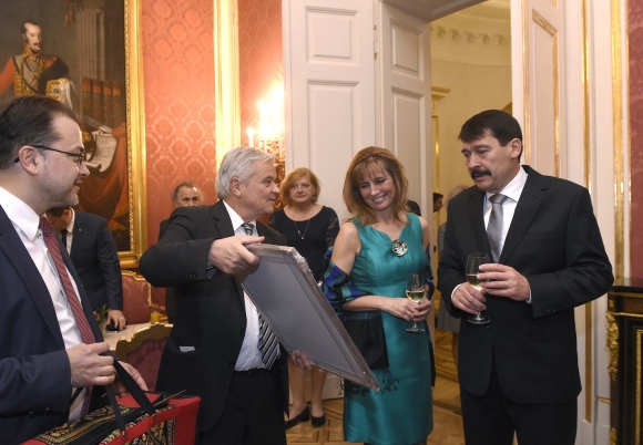 Áder János köztársasági elnök (j1) és felesége Herczegh Anita, valamint Csókay András idegsebész (b2) és Pataki Gergely plasztikai sebész (b1) a Sándor-palotában, a köztársasági elnök tiszteletvacsoráján Fotó: MTI/Bruzák Noémi
