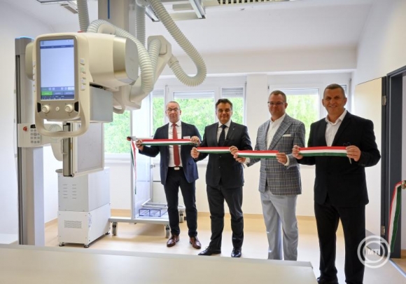 Latorcai Csaba parlamenti államtitkár (b2), Kovács Szabolcs intézményvezető (b), Fekete Dávid választókerületi elnök (b3) és Szabó Norbert, a kistérségi társulás alelnöke (j) a Szent Márton Járóbeteg Központ fejlesztésének átadóján Pannonhalmán (Fotó: MTI/Krizsán Csaba)