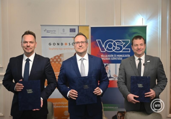 Barabás Tamás, a VOSZ társelnöke, Solymár Károly Balázs, az Energetikai Minisztérium infokommunikációért felelős államtitkára és Juhász Roland, a Kormányzati Szolgáltató Központ Nonprofit Kft. ügyvezetője (b-j) a Vállalkozók és Munkáltatók Országos Szövetsége (VOSZ) Gondosóra programhoz való csatlakozásáról szóló együttműködési megállapodás aláírásán a VOSZ budapesti székházában 2025. május 14-én (MTI/Balogh Zoltán)