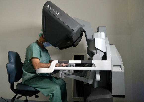 Da Vinci robottal végzett robotasszisztált műtét az Országos Onkológiai Intézetben (Fotó: MTI/Soós Lajos)