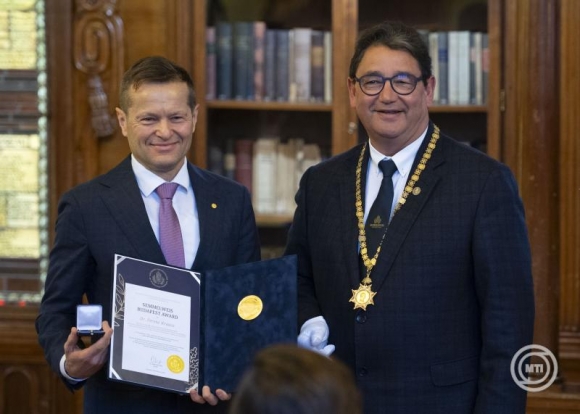  Krausz Ferenc (b), miután átvette a Semmelweis Budapest Award elnevezésű nemzetközi elismerést Merkely Bélától az SE Rektori Épületében 2025. február 13-án. (Fotó: MTI/Bodnár Boglárka)