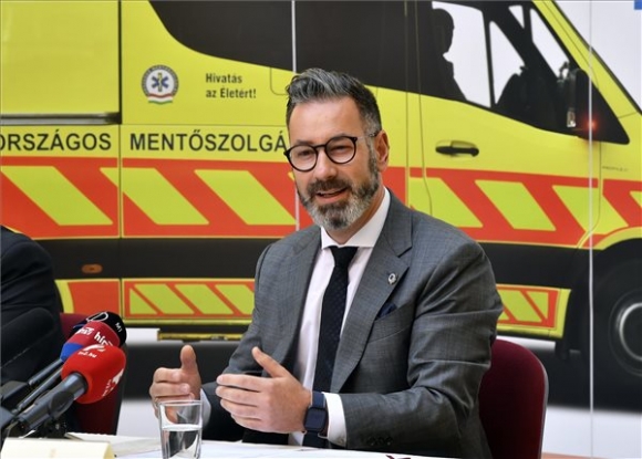 Csató Gábor, az Országos Mentőszolgálat (OMSZ) főigazgatója az új Volkswagen típusú mentőautók átadásán, a szolgálat Markó utcai székházának udvarán 2021. július 27-én (MTI/Máthé Zoltán)