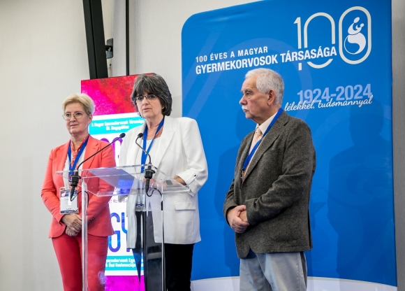 Fotó: Dr. Havasi Katalin, a Magyar Gyermekorvosok Társaságának főtitkára, Dr. Nagy Anikó, a Magyar Gyermekorvosok Társasága elnöke, Prof. Dr. Szabó László, a Magyar Gyermekorvosok Társaságának elnökségi tagja, a konferencia tudományos programjának szervezője, a kongresszus társelnöke (Forrás: MGYT)