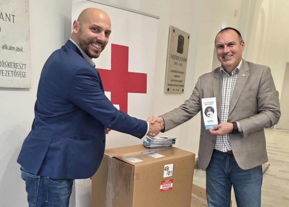 Honti Dániel a MentsManust Egyesület elnöke és Kardos István a Vöröskereszt főigazgatója (Fotó: MentsManust) 