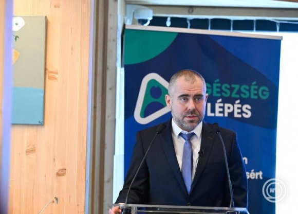 Kőnig Róbert betegtájékoztatásért és betegelégedettségért felelős miniszterelnöki biztos korábbi sajtótájékoztatón (Fotó: MTI/Bruzák Noémi)