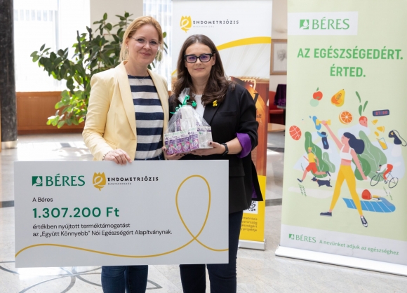 A felajánlott termékeket Regéczy-Béres Melinda, a Béres Gyógyszergyár kommunikációs igazgatója adta át Salamon Adrienn-nek, a Női Egészségért Alapítvány elnökének. (Fotó: Béres)