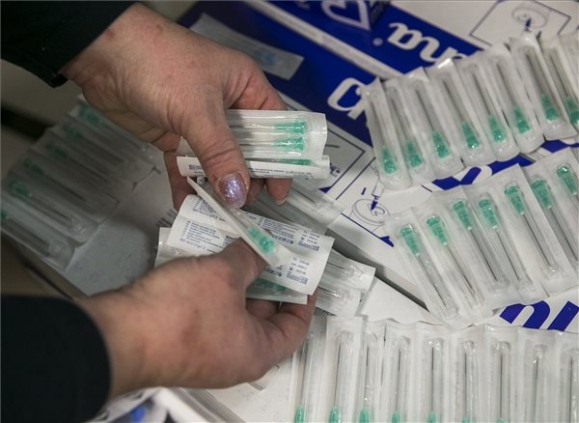 Az oltáshoz szükséges injekciós tűk Kecskeméten, a Bács-Kiskun Megyei Kormányhivatal Népegészségügyi Főosztályán, ahol a háziorvosok átveszik a koronavírus elleni vakcinákat 2021 március 23-án (MTI/Bús Csaba)