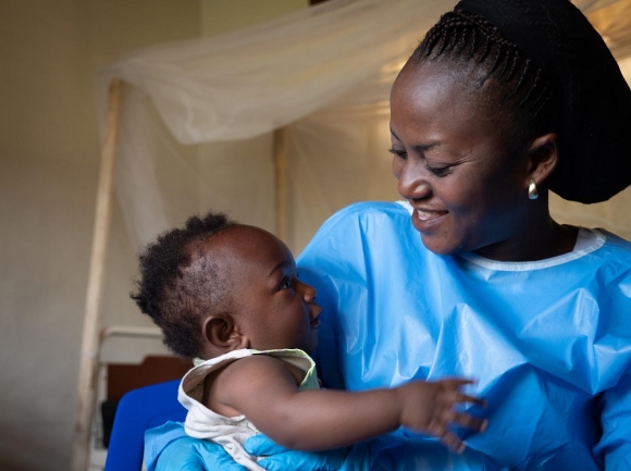 Kavira Langa Jemima túlélte az Ebolát, és most a betegség miatt karanténban lévő szülők gyermekeiről gondoskodik önkéntesként egy UNICEF által támogatott bölcsődében, Beniben