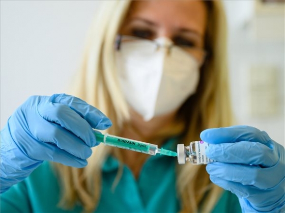 Az AstraZeneca brit-svéd gyógyszergyár és az Oxfordi Egyetem közös fejlesztésű, koronavírus elleni vakcináját készítik elő oltásra a Fejér Megyei Szent György Egyetemi Oktató Kórházban, Székesfehérváron 2021. május 6-án (MTI/Vasvári Tamás)