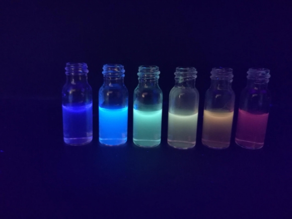 Fluoreszcens aranytartalmú anyagok UV-lámpa alatt Fotó: Juhászné Csapó Edit, forrás: mta.hu