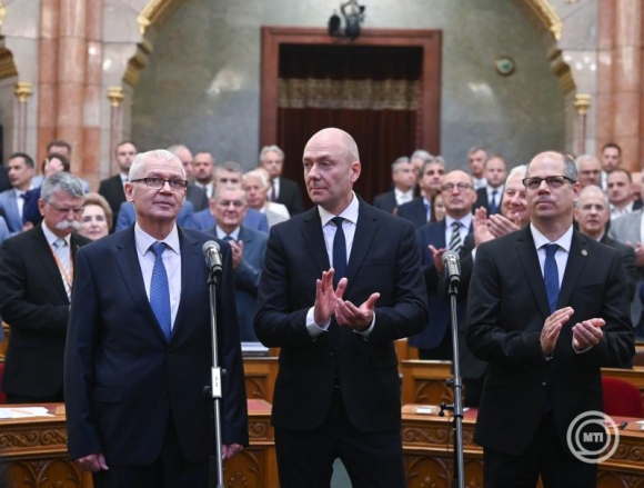 Polt Péter, az Alkotmánybíróság (Ab) megválasztott új elnöke, miután esküt tett, mellette Kozma Ákos, az alapvető jogok biztosa, az Ab megválasztott új tagja és Nagy Gábor Bálint, a Legfőbb Ügyészségre beosztott főosztályvezető ügyész, megválasztott új legfőbb ügyész (b-j) az Országgyűlés plenáris ülésén 2025. június 11-én. MTI/Bruzák Noémi
