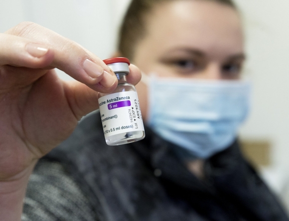 Az AstraZeneca koronavírus elleni vakcináját mutatja a Győr-Moson-Sopron Megyei Kormányhivatal Népegészségügyi Szakigazgatási Szervének munkatársa Győrben 2021. február 16-án. Újabb adag AstraZeneca-vakcinát kaptak oltásra a háziorvosok. MTI/Krizsán Csaba