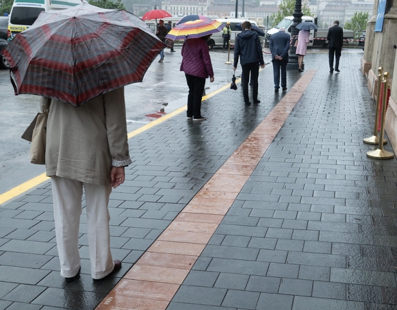 Az Idővonal köztéri alkotás felavatása az MTA Székháza előtt (Fotó: MTA/Szigeti Tamás)