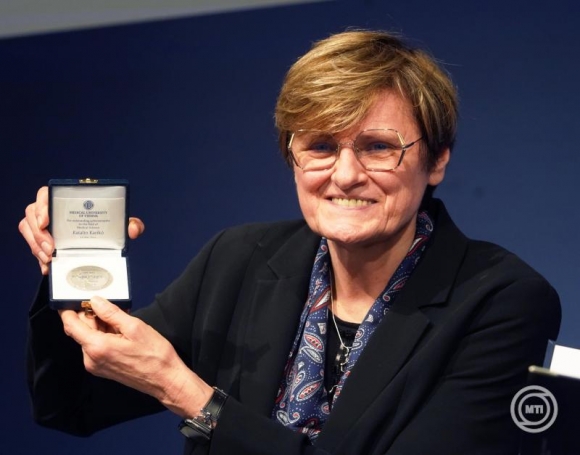 Karikó Katalin, miután átvette a Bécsi Orvosi Egyetem Semmelweis-érmét a Bécsi Általános Kórház és Egyetemi Oktató Kórház előadótermében, ahol az egyetem díszdoktori címével is kitüntették május 19-én. (Fotó: MTI/Filep István)