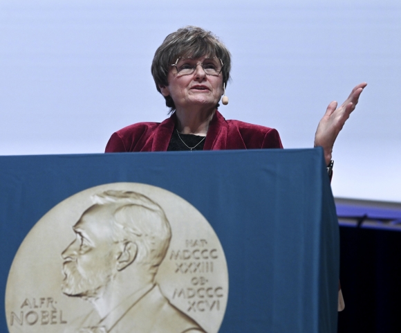Karikó Katalin biokémikus, aki Drew Weissman amerikai mikrobiológussal megosztva elnyerte az orvosi-élettani Nobel-díjat, előadást tart a Karolinska Egyetemen Stockholmban 2023. december 7-én. MTI/Koszticsák Szilárd