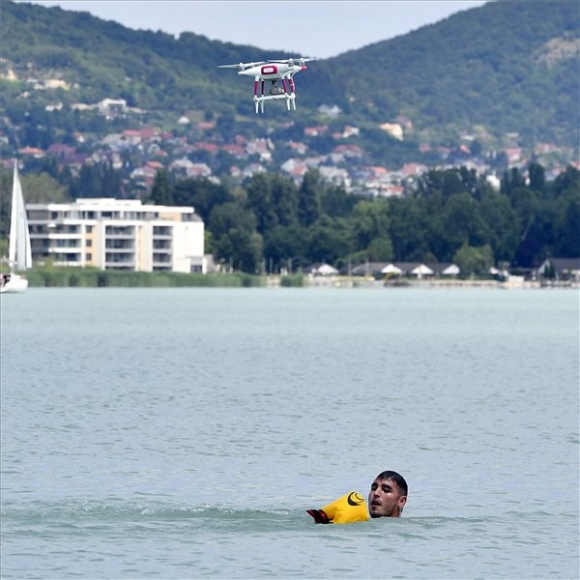 A vízimentők speciális szállító drónja egy vízben fölfújódó mentőpárnát dobott le a mentési bemutatón Tihanynál 2019. június 21-én. MTI/Máthé Zoltán