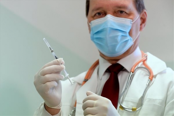 Szlávik János infektológus főorvos egy Pfizer és a BioNTech által kifejlesztett koronavírus elleni oltóanyaggal a Dél-pesti Centrumkórházban (MTI/Koszticsák Szilárd)