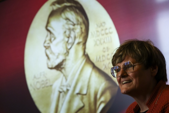 Karikó Katalin Nobel-díjas biokémikus a Magyar Tudományos Akadémia épületében tartott sajtótájékoztatóján (Fotó: MTI/Hegedüs Róbert)