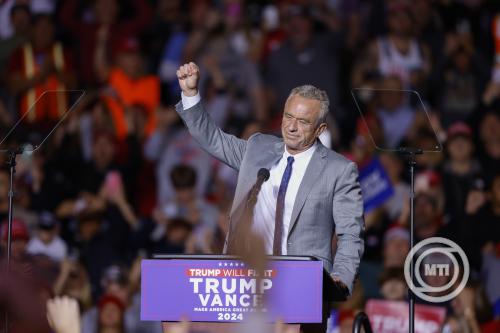 Robert F. Kennedy Jr. amerikai politikus beszédert mond Donald Trump volt amerikai elnök, és republikánus elnökjelölt kampánygyűlésén a Wisconsin állambeli Milwaukeeban 2024. november 1-jén. Az elnökválasztást november 5-én rendezik az Egyesült Államokban. (MTI/EPA/Jeffrey Phelps)