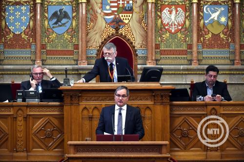 Nagy Márton nemzetgazdasági miniszter expozét tart a Magyarország 2026. évi központi költségvetéséről szóló törvényjavaslat vitájában az Országgyűlés plenáris ülésén 2025. május 21-én. Mögötte Kövér László házelnök. (Fotó: MTI/Soós Lajos)